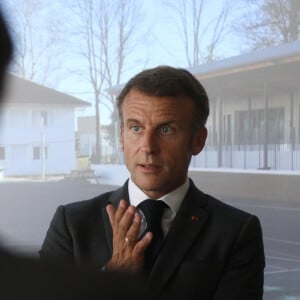 Le président français Emmanuel Macron et le ministre de l'éducation, Gabriel Attal se rendent dans les Pyrénées-Atlantiques, à Orthez, aux côtés des élèves et personnels du collège Daniel Argote, à l’occasion de la rentrée scolaire, en France, le 5 septembre 2023. © Stéphane Lemouton/Bestimage