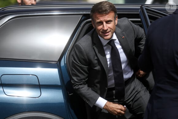 Le président français Emmanuel Macron se rend dans les Pyrénées-Atlantiques, à Orthez, aux côtés des élèves et personnels du collège Daniel Argote, à l’occasion de la rentrée scolaire, en France, le 5 septembre 2023. © Stéphane Lemouton/Bestimage