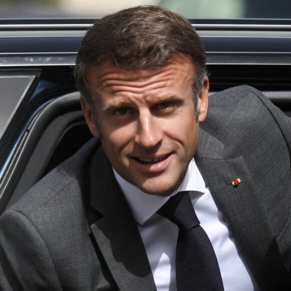 Le président français Emmanuel Macron se rend dans les Pyrénées-Atlantiques, à Orthez, aux côtés des élèves et personnels du collège Daniel Argote, à l’occasion de la rentrée scolaire, en France, le 5 septembre 2023. © Stéphane Lemouton/Bestimage