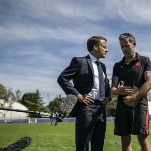 Le président de la République française Emmanuel Macron discute avec le sélectionneur de l'équipe de France Fabien Galthié - Le président de la République française Emmanuel Macron rencontre les joueurs du XV français sur le terrain de leur camp de base à Rueil-Malmaison, France, le 4 septembre 2023, avant le match d'ouverture contre la Nouvelle-Zélande de la Coupe du Monde de Rugby France 2023. © Eliot Blondet/Pool/Bestimage