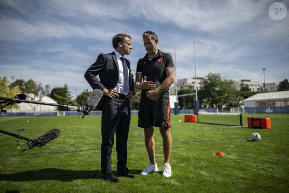 Le président de la République française Emmanuel Macron discute avec le sélectionneur de l'équipe de France Fabien Galthié - Le président de la République française Emmanuel Macron rencontre les joueurs du XV français sur le terrain de leur camp de base à Rueil-Malmaison, France, le 4 septembre 2023, avant le match d'ouverture contre la Nouvelle-Zélande de la Coupe du Monde de Rugby France 2023. © Eliot Blondet/Pool/Bestimage