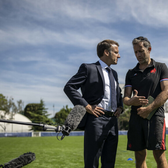 Le président de la République française Emmanuel Macron discute avec le sélectionneur de l'équipe de France Fabien Galthié - Le président de la République française Emmanuel Macron rencontre les joueurs du XV français sur le terrain de leur camp de base à Rueil-Malmaison, France, le 4 septembre 2023, avant le match d'ouverture contre la Nouvelle-Zélande de la Coupe du Monde de Rugby France 2023. © Eliot Blondet/Pool/Bestimage
