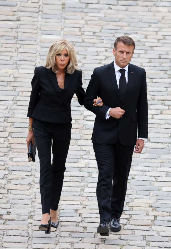 Le président de la République française, Emmanuel Macron et sa femme la Première Dame Brigitte Macron lors de l'hommage national du général d'armée Jean-Louis Georgelin sur l'esplanade des Invalides à Paris, France, le 25 août 2023. © Dominique Jacovides/Bestimage