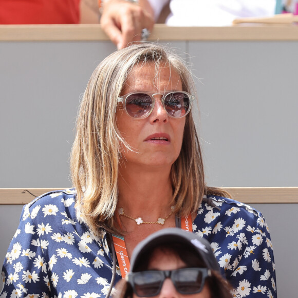 Le secret de leur amour ? Ne jamais s'ennuyer.
Calogero en tribunes lors des Internationaux de France de tennis de Roland Garros 2023, à Paris, France, le 9 juin 2023. © Jacovides-Moreau/Bestimage