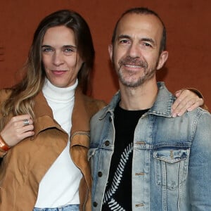 Il revient sur les devants de la scène avec un nouvel album et un message, celui de l'amour.
Calogero et sa compagne Marie Bastide au village des internationaux de tennis de Roland Garros le jour de la finale homme Nadal / Djokovic à Paris. © Dominique Jacovides / Bestimage