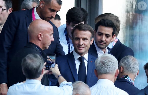 Emmanuel Macron - People dans les tribunes lord du match d'ouverture de la Coupe du Monde de Rugby France 2023 avant le match de la Poule A entre la France et la Nouvelle-Zélande au Stade de France à Saint-Denis le 8 septembre 2023. © Dominique Jacovides/Bestimage 