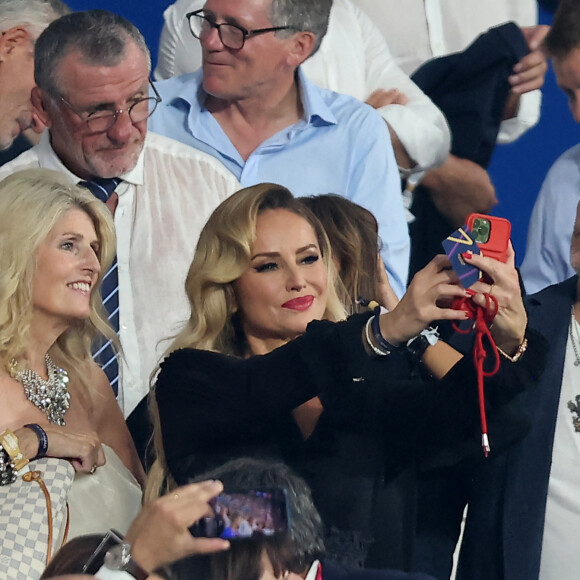 Enfin, Adriana Karembeu a rejoint Jean-Luc Reichmann et sa femme dans les tribunes. 
Adriana Karembeu, Jean-Luc Reichmann - People dans les tribunes lord du match d'ouverture de la Coupe du Monde de Rugby France 2023 avant le match de la Poule A entre la France et la Nouvelle-Zélande au Stade de France à Saint-Denis le 8 septembre 2023. © Dominique Jacovides/Bestimage 