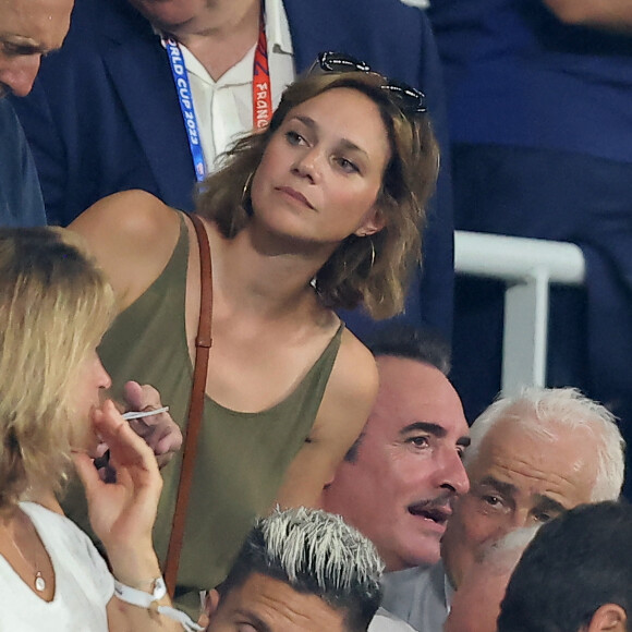 Jean Dujardin et sa femme Nathalie Péchalat, Olivier Giroud - People dans les tribunes lord du match d'ouverture de la Coupe du Monde de Rugby France 2023 avant le match de la Poule A entre la France et la Nouvelle-Zélande au Stade de France à Saint-Denis le 8 septembre 2023. © Dominique Jacovides/Bestimage 