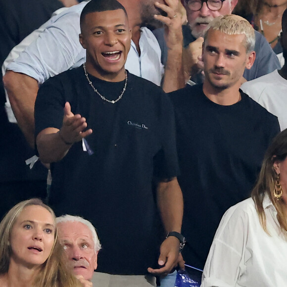 Plusieurs footballeurs étaient également venus supporter les autres Bleus ! 
Kylian Mbappé, Antoine Griezmann - People dans les tribunes lord du match d'ouverture de la Coupe du Monde de Rugby France 2023 avant le match de la Poule A entre la France et la Nouvelle-Zélande au Stade de France à Saint-Denis le 8 septembre 2023. © Dominique Jacovides/Bestimage 