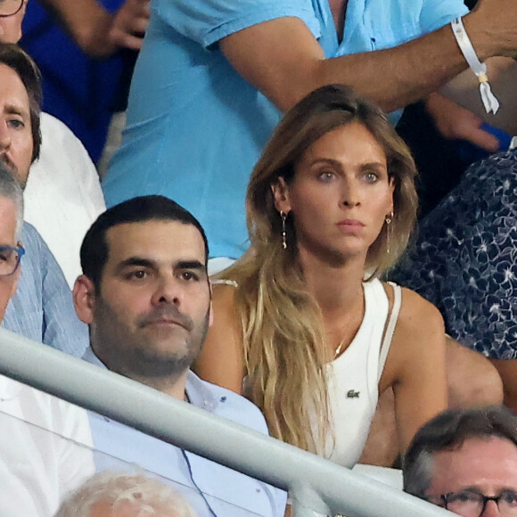 Matthieu Lartot, spécialiste du rugby, a rejoint sa place aux côtés d'Ophélie Meunier.
Ophélie Meunier - People dans les tribunes lord du match d'ouverture de la Coupe du Monde de Rugby France 2023 avant le match de la Poule A entre la France et la Nouvelle-Zélande au Stade de France à Saint-Denis le 8 septembre 2023. © Dominique Jacovides/Bestimage 