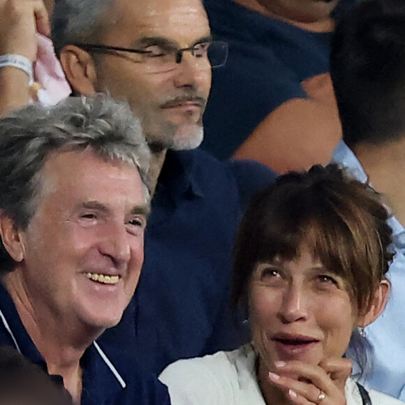 Patrick Bruel et son fils Léon, François Berléand, François Cluzet, Sophie Marceau - People dans les tribunes lord du match d'ouverture de la Coupe du Monde de Rugby France 2023 avant le match de la Poule A entre la France et la Nouvelle-Zélande au Stade de France à Saint-Denis le 8 septembre 2023. © Dominique Jacovides/Bestimage 