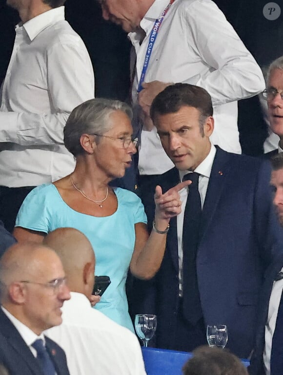 De très nombreux politiciens étaient venus pour représenter la France.
Elisabeth Borne, Emmanuel Macron - People dans les tribunes lord du match d'ouverture de la Coupe du Monde de Rugby France 2023 avant le match de la Poule A entre la France et la Nouvelle-Zélande au Stade de France à Saint-Denis le 8 septembre 2023. © Dominique Jacovides/Bestimage 