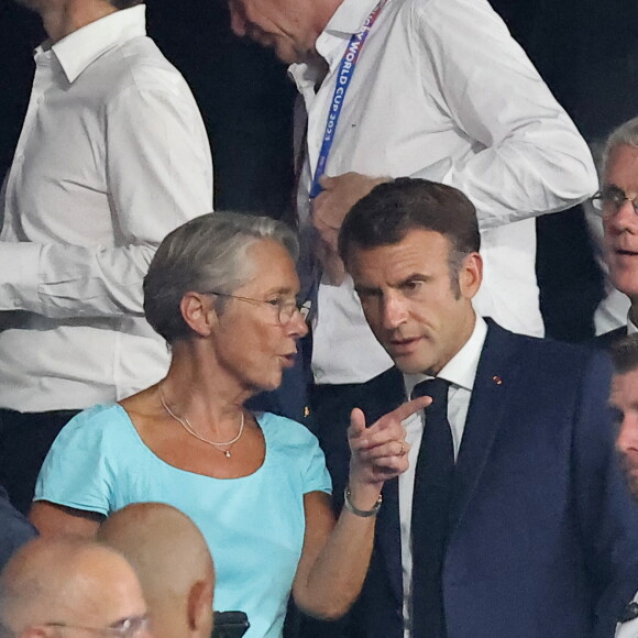 De très nombreux politiciens étaient venus pour représenter la France.
Elisabeth Borne, Emmanuel Macron - People dans les tribunes lord du match d'ouverture de la Coupe du Monde de Rugby France 2023 avant le match de la Poule A entre la France et la Nouvelle-Zélande au Stade de France à Saint-Denis le 8 septembre 2023. © Dominique Jacovides/Bestimage 
