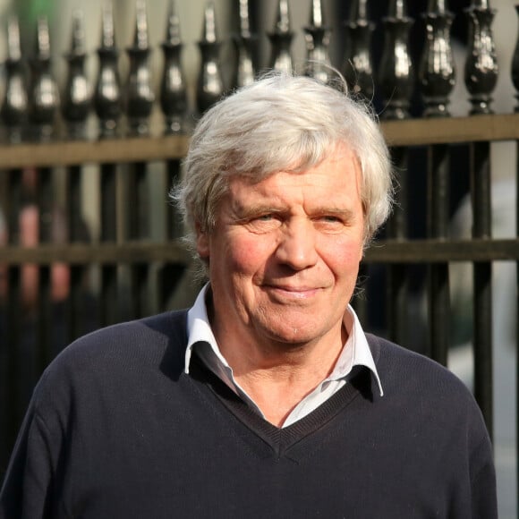 D'autant plus qu'il "ne supporte pas Léa Salamé", comme il l'a ajouté ensuite. Au point qu'il ne regarde pas l'émission à cause d'elle.
Bruno Masure à la sorties des obsèques de Pierre Bouteiller en l'église Saint-Pierre du Gros Caillou à Paris le 14 mars 2017.