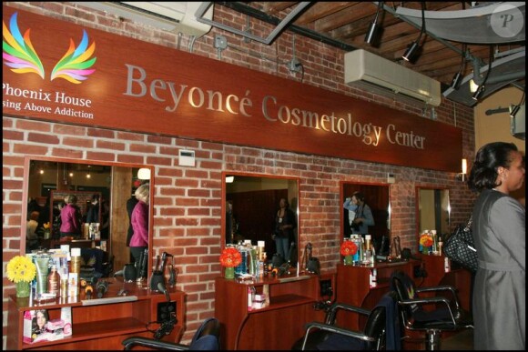 Beyoncé Knowles inaugure un centre de cosmétologie à NYC (5 mars 2010)
