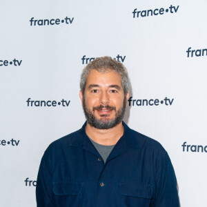 Ali Baddou lors du photocall dans le cadre de la conférence de presse de France Télévisions au Pavillon Gabriel à Paris, France, le 24 août 2021. © Pierre Perusseau/Bestimage