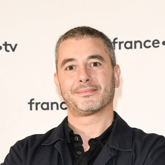 Ali Baddou au photocall de la conférence de presse de France 2 au théâtre Marigny à Paris le 18 juin 2019 © Coadic Guirec / Bestimage