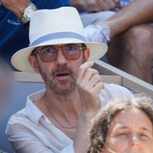 se glissant alors dans la peau d'un personnage à lunettes, au style vestimentaire trop strict.
Calogero et son fils Pio en tribunes lors des Internationaux de France de tennis de Roland Garros 2023 à Paris, France, le 4 juin 2023. © Cyril Moreau/Bestimage 