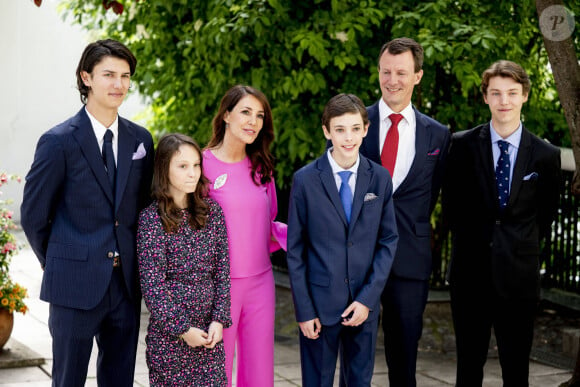 Le jeune homme de 24 ans a d'ailleurs fait de son physique un métier
Le prince Felix de Danemark, La princesse Athena de Danemark, La princesse Marie de Danemark, Le prince Henrik de Danemark, Le prince Joachim de Danemark, Le prince Nikolai de Danemark - Confirmation du prince Henrik de Danemark en l'Eglise danoise à Paris, le 18 mai 2023. 