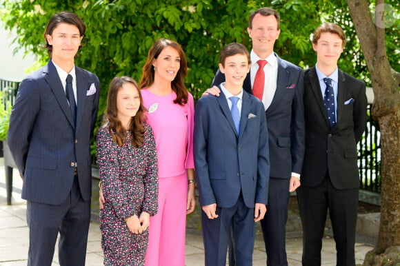 Le prince Felix de Danemark, La princesse Athena de Danemark, La princesse Marie de Danemark, Le prince Henrik de Danemark, Le prince Joachim de Danemark, Le prince Nikolai de Danemark - Confirmation du prince Henrik de Danemark en l'Eglise danoise à Paris, le 18 mai 2023. © Clément Prioli / Bestimage 