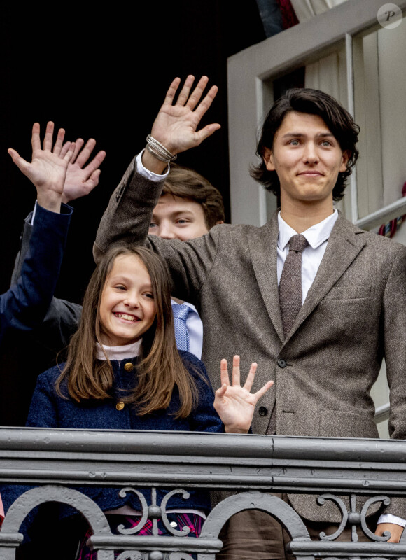 le comte Nikolai de Monpezat, la comtesse Athéna de Monpezat de Danemark - La famille royale du Danemark lors de la célébration du 83ème anniversaire de la reine Margrethe au balcon du palais d'Amalienborg à Copenhague, Danemark, 16 avril 2023. 