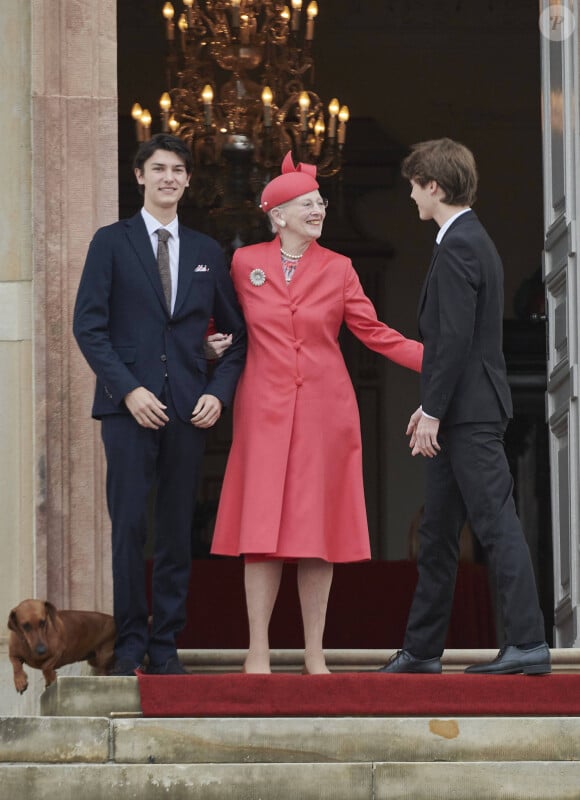 La reine Margrethe II, le prince Frederik, la princesse Mary, le prince Christian, la princesse Isabella, la princesse Joséphine et le prince Vincent de Danemark - La famille royale du Danemark lors de la confirmation du prince Christian en l'église du château de Fredensborg, Danemark, le 15 mai 2021. 