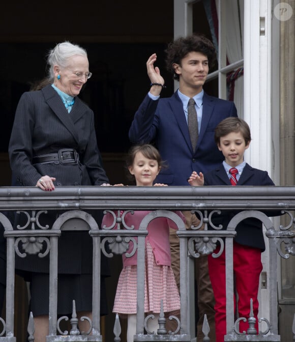 La reine Margrethe II, le prince Nikolaï, la princesse Athena et le prince Henrik - La famille royale de Danemark au balcon du palais royal à Amalienborg pour le 78ème anniversaire de la reine. Le 16 avril 2018 