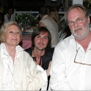 William Marshall avec sa grand-mère Michèle Morgan et son père Mike Marshall lors de ses fiançailles en 2003