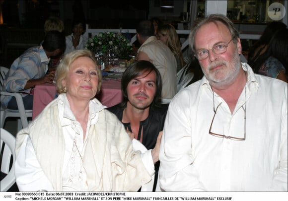 William Marshall avec sa grand-mère Michèle Morgan et son père Mike Marshall lors de ses fiançailles en 2003
