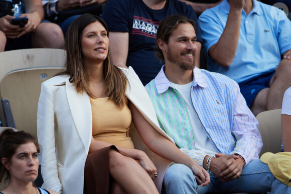 Le couple est jeune propriétaire d'une maison dans la région lilloise.
Camille Cerf (Miss France 2015), enceinte et son compagnon Théo Fleury dans les tribunes lors des Internationaux de France de Tennis de Roland Garros 2023. Paris, le 7 juin 2023. © Jacovides-Moreau / Bestimage 