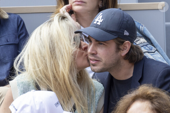 Carine Galli et son compagnon Giovanni Castaldi - Célébrités dans les tribunes des internationaux de France de Roland Garros à Paris le 31 mai 2022. © Cyril Moreau - Dominique Jacovides/Bestimage