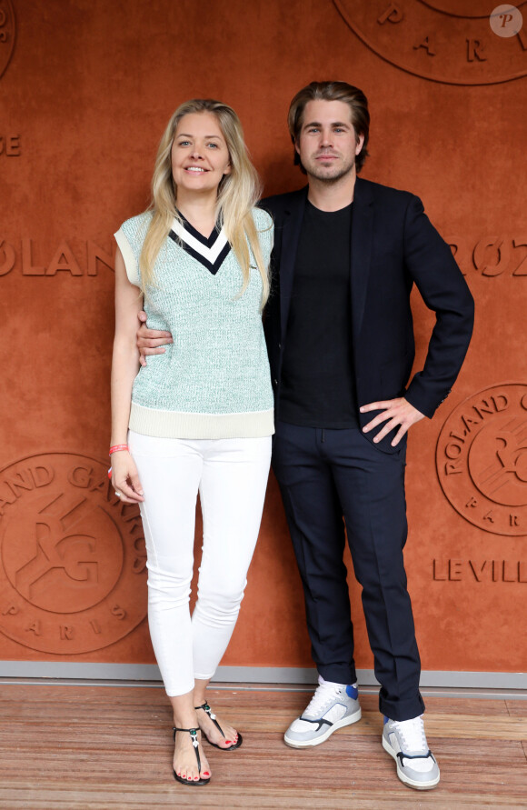 Une fausse information donc, rapidement démentie par Giovanni Castaldi
 
Carine Galli et son compagnon Giovanni Castaldi au village (jour 10) lors des Internationaux de France de Tennis de Roland Garros 2022 à Paris, France, le 31 mai 2022. © Dominique Jacovides/Bestimage