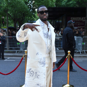 Pour tous ceux qui se trouvaient loin du pays au moment de cette catastrophe naturelle, les choses sont également difficiles à encaisser.
Dadju - Première cérémonie des Flammes, dédiée au rap au Théâtre du Châtelet à Paris. Le 11 mai 2023 © Veeren / Bestimage