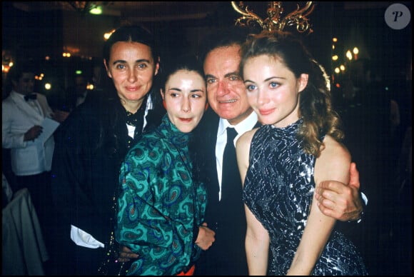 Guy Béart et Geneviève Galea, parents d'Emmanuelle Béart, avec leurs filles Eve et Emmanuelle en 1986