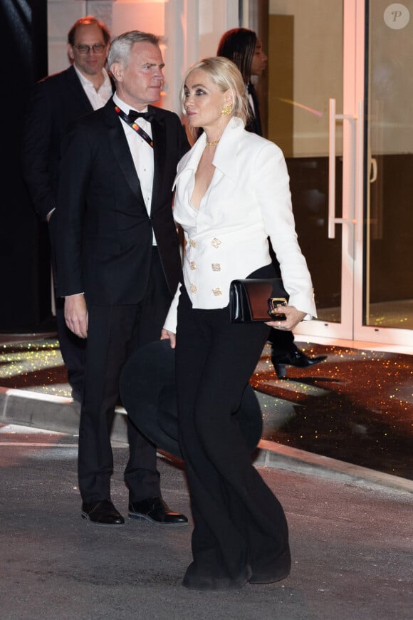 Emmanuelle Béart - Arrivées au dîner de la cérémonie d'ouverture du 76ème festival de Cannes à l'hôtel Carlton le 16 mai 2023. © Jeremy Melloul / Bestimage