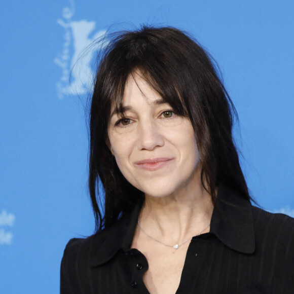 Un moyen comme un autre d'apaiser la peine de coeur de sa fille
Charlotte Gainsbourg au photocall du film "Les passagers de la nuit" lors de la 72ème édition du festival international du film de Berlin (La Berlinale 2022), le 13 février 2022. © Future-Image via Zuma Press/Bestimage 