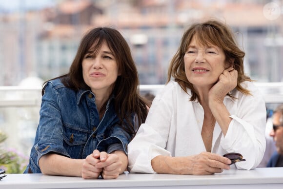 Charlotte Gainsbourg, Jane Birkin (habillée en Celine) au photocall du film Jane par Charlotte (Cannes première) lors du 74ème festival international du film de Cannes le 8 juillet 2021 © Borde / Jacovides / Moreau / Bestimage 