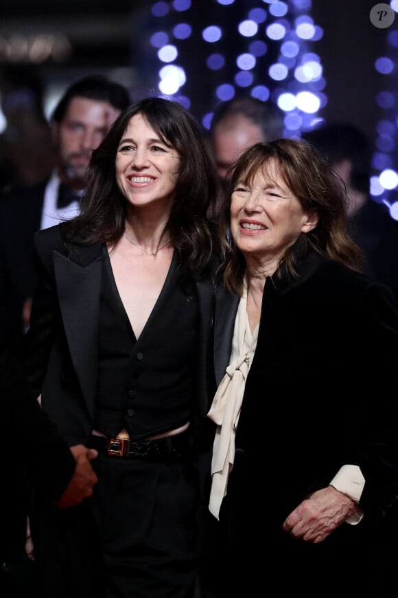 Charlotte Gainsbourg et sa mère Jane Birkin (habillée en Céline) - Montée des marches du film "Jane par Charlotte" lors du 74ème Festival International du Film de Cannes. Le 7 juillet 2021 © Borde-Jacovides-Moreau / Bestimage 