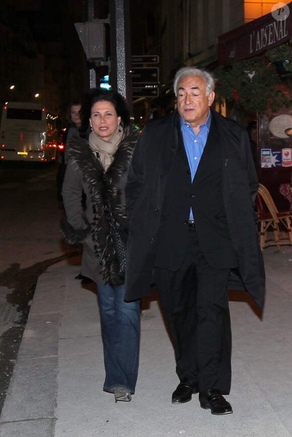 Dominique Strauss-Kahn et Anne Sinclair sont sortis de chez eux à pied pour aller dîner à l'occasion de leur 20ème anniversaire de mariage. Le couple a rejoint la rue de Rivoli avant de monter dans un taxi à Paris, le 26 novembre 2011.