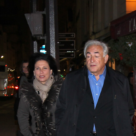 Dominique Strauss-Kahn et Anne Sinclair sont sortis de chez eux à pied pour aller dîner à l'occasion de leur 20ème anniversaire de mariage. Le couple a rejoint la rue de Rivoli avant de monter dans un taxi à Paris, le 26 novembre 2011.