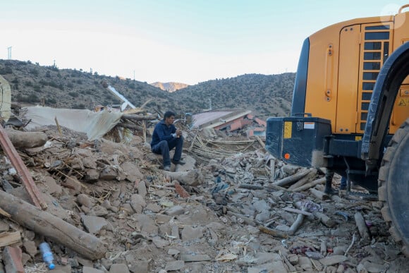 Exclusif - Cet homme a perdu toute sa famile ( sa femme, ses filles, sa mère, sa belle-mère) - L'epicentre du Séisme au Maroc dans les villages de l'Atlas dans la region d'Al-Haouz. Maroc - 11/09/2023 - Un violent séisme au Maroc fait plus de 2862 morts et 2562 blessées le 11 septembre 2023. Le séisme, de magnitude de 6,8 sur l'échelle de Richter selon l'Institut de géophysique américain, a son épicentre au sud-ouest de la ville touristique de Marrakech, à 320 km au sud de la capitale Rabat. © Philippe Doignon/Bestimage 