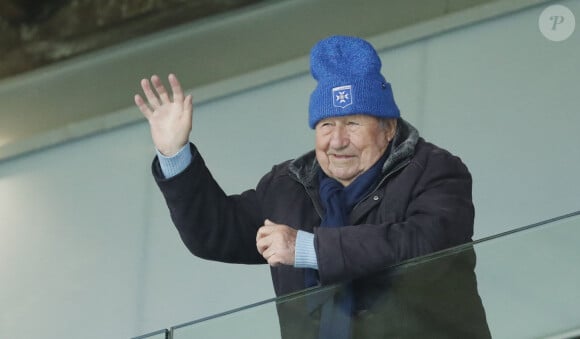 Toujours en forme malgré son âge, Guy Roux n'a donc pas hésité à dévoiler le montant de sa retraite
Guy Roux lors du match de Ligue 1 Uber Eats "Auxerre - Nantes (2-1)" au stade de l'Abbé Deschamps, le 16 avril 2023.