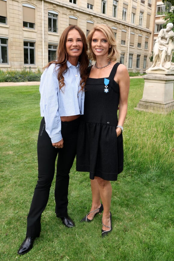 Exclusif - Nathalie Marquay Pernaut (Miss France 1987) et Sylvie Tellier (Miss France 2002) - La présidente de l'association "Les Bonnes Fées", l'ancienne directrice générale d'un concours national de beauté et Miss France 2022, Sylvie Tellier décorée des l'insignes de chevalier de l'ordre national du Mérite par la secrétaire d'Etat, chargée de l'Économie sociale et solidaire et de la Vie associative dans les jardins de l'hôtel Matignon à Paris, France, le 26 juin 2023. © Dominique Jacovides/Bestimage 