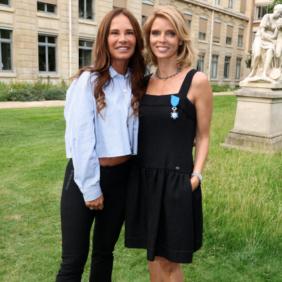 Exclusif - Nathalie Marquay Pernaut (Miss France 1987) et Sylvie Tellier (Miss France 2002) - La présidente de l'association "Les Bonnes Fées", l'ancienne directrice générale d'un concours national de beauté et Miss France 2022, Sylvie Tellier décorée des l'insignes de chevalier de l'ordre national du Mérite par la secrétaire d'Etat, chargée de l'Économie sociale et solidaire et de la Vie associative dans les jardins de l'hôtel Matignon à Paris, France, le 26 juin 2023. © Dominique Jacovides/Bestimage 