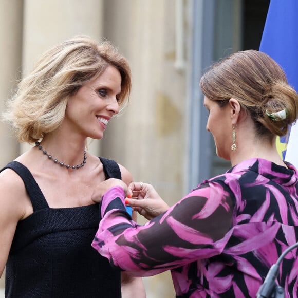 Exclusif - La présidente de l'association "Les Bonnes Fées", l'ancienne directrice générale d'un concours national de beauté et Miss France 2022, Sylvie Tellier décorée des l'insignes de chevalier de l'ordre national du Mérite par la secrétaire d'Etat, chargée de l'Économie sociale et solidaire et de la Vie associative dans les jardins de l'hôtel Matignon à Paris, France, le 26 juin 2023. © Dominique Jacovides/Bestimage 