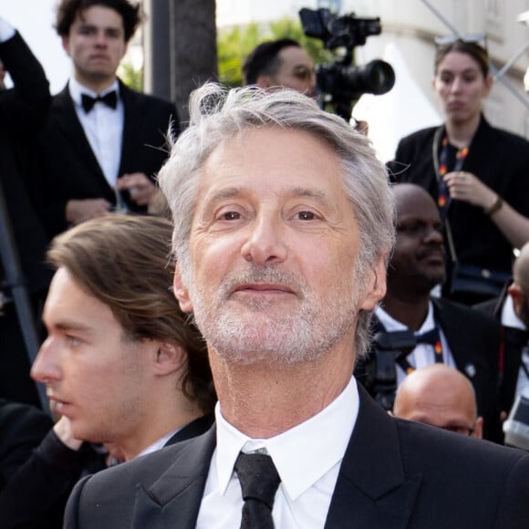 Antoine de Caunes - Montée des marches du film " La passion de Dodin Bouffant " lors du 76ème Festival International du Film de Cannes, au Palais des Festivals à Cannes. Le 24 mai 2023 © Jacovides-Moreau / Bestimage 