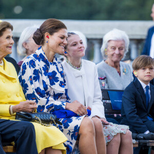 La reine Silvia était accompagnée de ses filles.
La reine Silvia de Suède, La princesse Victoria de Suède, Le prince Daniel de Suède, La princesse Estelle, Le prince Oscar, lors du concert de la ville de Stockholm à Lejonbacken dans le cadre des célébrations du jubilé du roi Carl XVI Gustav de Suède (50ème anniversaire de l'accession au trône du roi) à Stockholm, Suède
