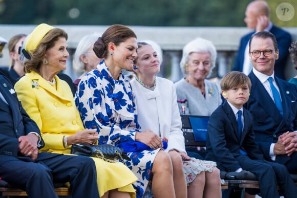 La reine Silvia était accompagnée de ses filles.
La reine Silvia de Suède, La princesse Victoria de Suède, Le prince Daniel de Suède, La princesse Estelle, Le prince Oscar, lors du concert de la ville de Stockholm à Lejonbacken dans le cadre des célébrations du jubilé du roi Carl XVI Gustav de Suède (50ème anniversaire de l'accession au trône du roi) à Stockholm, Suède