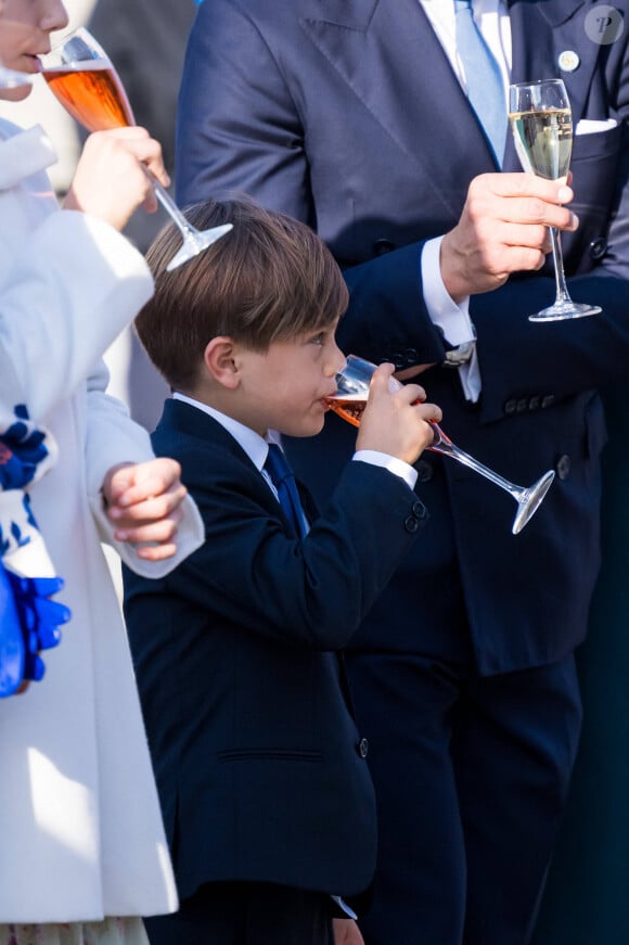 Oscar de Suède a été aperçu avec une coupe !
Le prince Oscar, lors du concert de la ville de Stockholm à Lejonbacken dans le cadre des célébrations du jubilé du roi Carl XVI Gustav de Suède (50ème anniversaire de l'accession au trône du roi) à Stockholm, Suède, le 16 septembre 2023. 