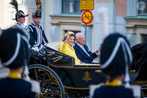 La reine Silvia et le roi Carl XVI Gustav de Suède ont salué la foule.
La reine Silvia et le roi Carl XVI Gustav de Suède défilent en calèche pour le jubilé du roi Carl XVI Gustav de Suède (50ème anniversaire de l'accession au trône du roi) dans Stockholm, Suède